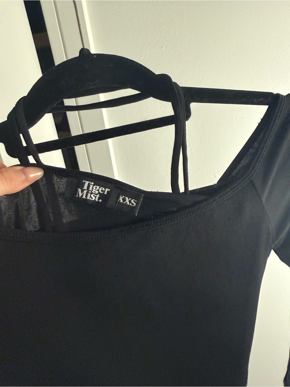 Tiger mist Off-Shoulder Black Long-Sleeve Top with Choker Detail - Picture 5 of 6
